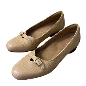 Clarks Artisan Women's Slip On Comfort Flats Beige Snake Prints Size 6.5M